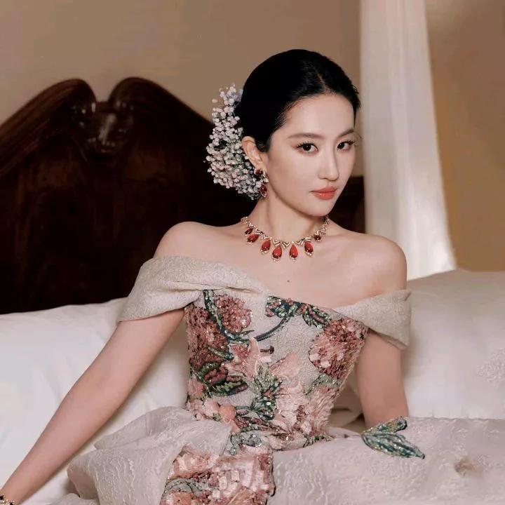 优雅的东方美：花式刺绣连衣裙与精致发饰的完美搭配，尽显高贵气质。高级感刺绣长裙 