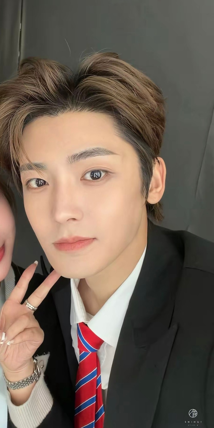 侯明昊[超话]  我勒个去，好貌美啊哥哥 ​​​