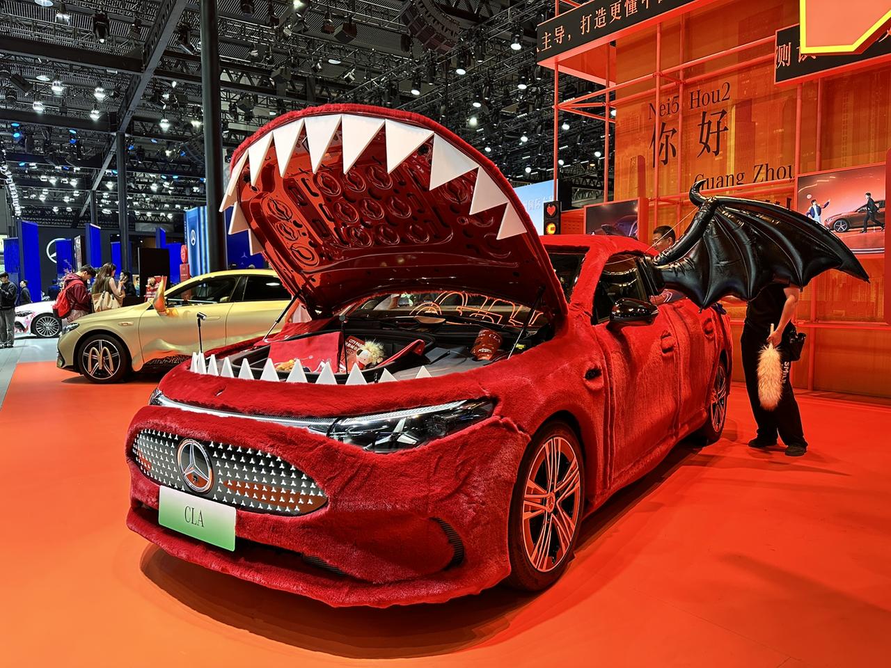 今年广州车展奔驰展台一改往届惯例，展台增加了一些动漫元素，这两辆经过创意改装的汽