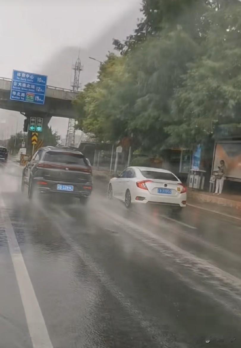 我的今日状态：😁轻松愉快
我这里的天气：🌧下雨

今天大连的雨下的怪怪的！