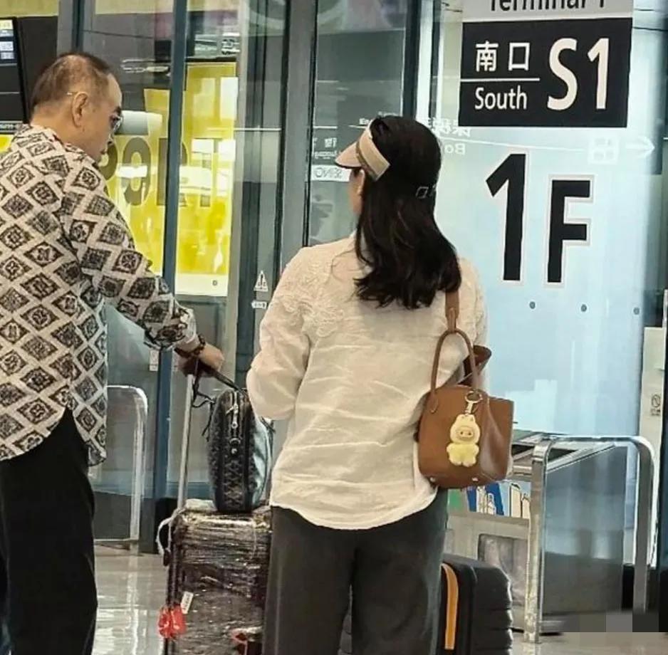 陈凯歌夫妇在日本被偶遇：陈凯歌背微驼，发量严重减少，基本秃顶；陈红胖瘦合度，上衣