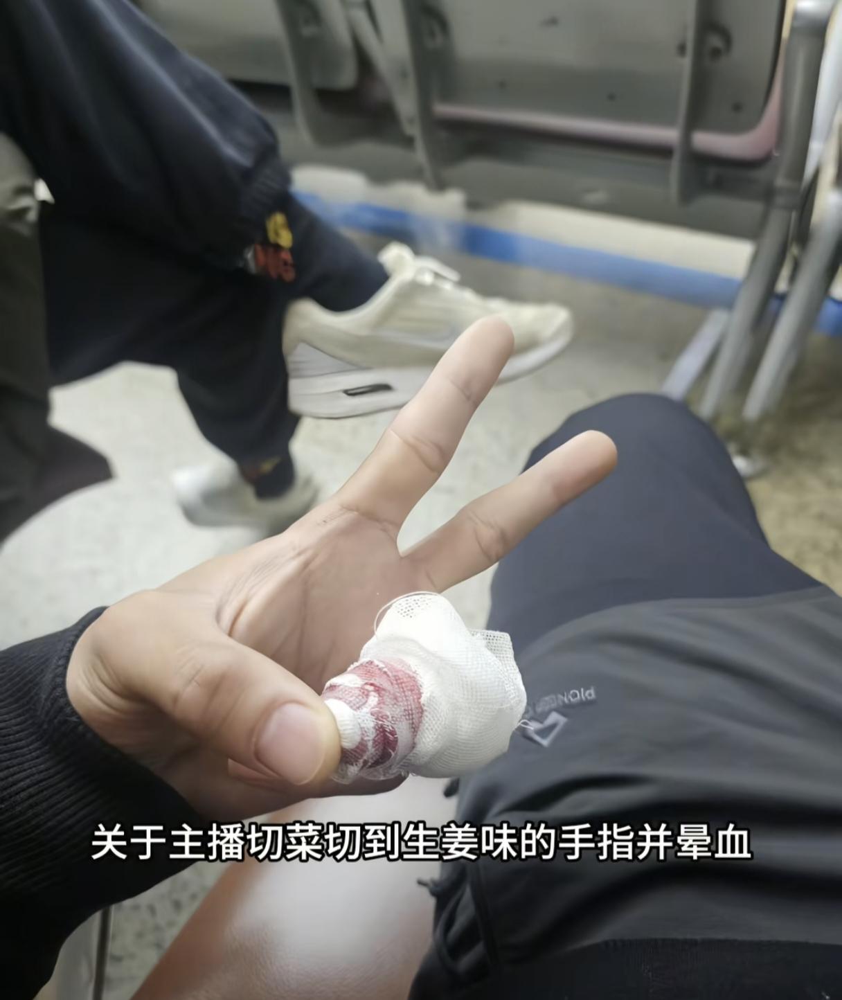 被这位晕血男子的话逗笑了！“我潜意识里在想，我不能在家晕倒，没人能救我，我一个人