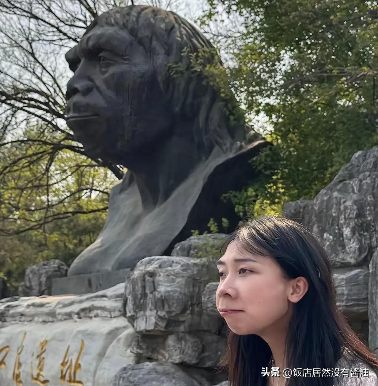 你来自云南的元谋，
我来自北京的周口，
我牵着你毛绒绒的手，
轻轻吻上一口，
爱