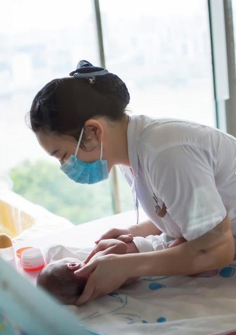 12000一个月的月嫂，告诉我们除了宝宝和妈妈她谁都不管！我婆婆想让人家刷碗，结