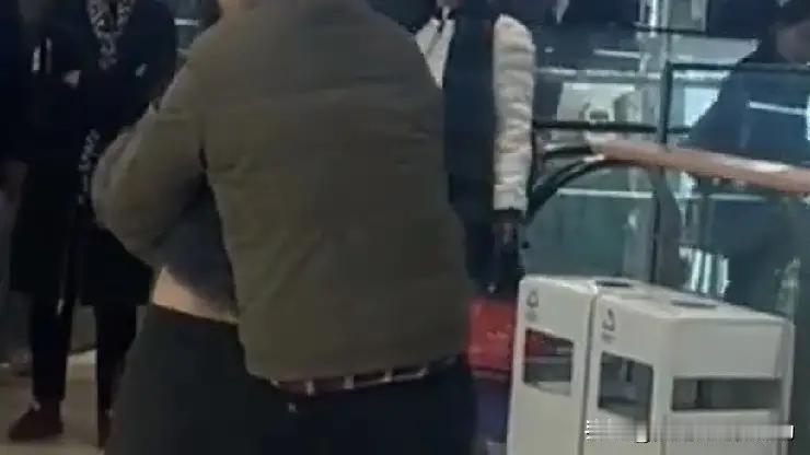 我以为能走到最后，男子送女友1.5万黄金后秒被拉黑，恋爱谈“金”还是谈“心”？