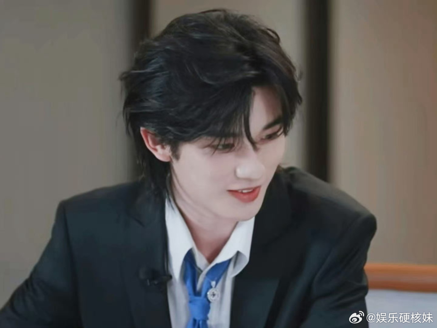 《开始推理吧》这次玩得很大胆，竟将众人吊在集装箱里录制，首期明显要上强度。开推在