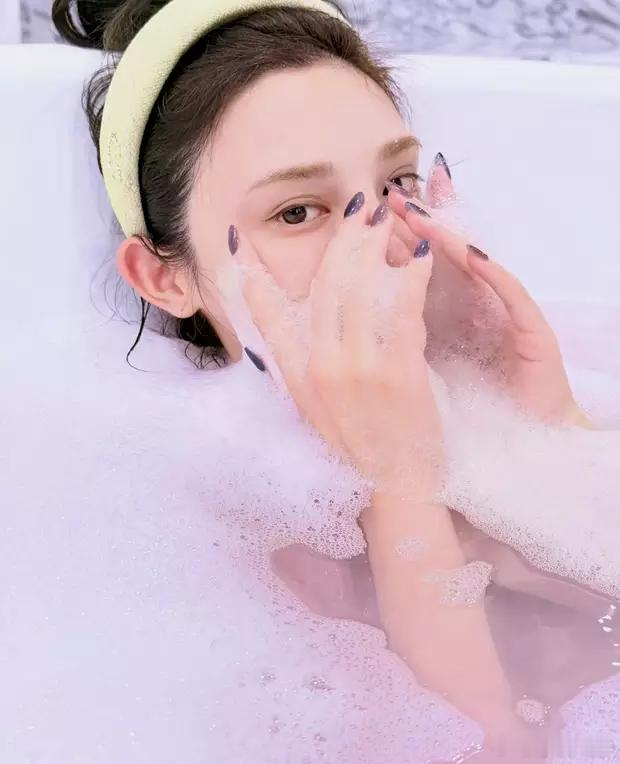 分享娱乐[超话]分享娱乐 彭小苒一组浴缸大片释出 玩泡泡表情灵动甜美 ​​​