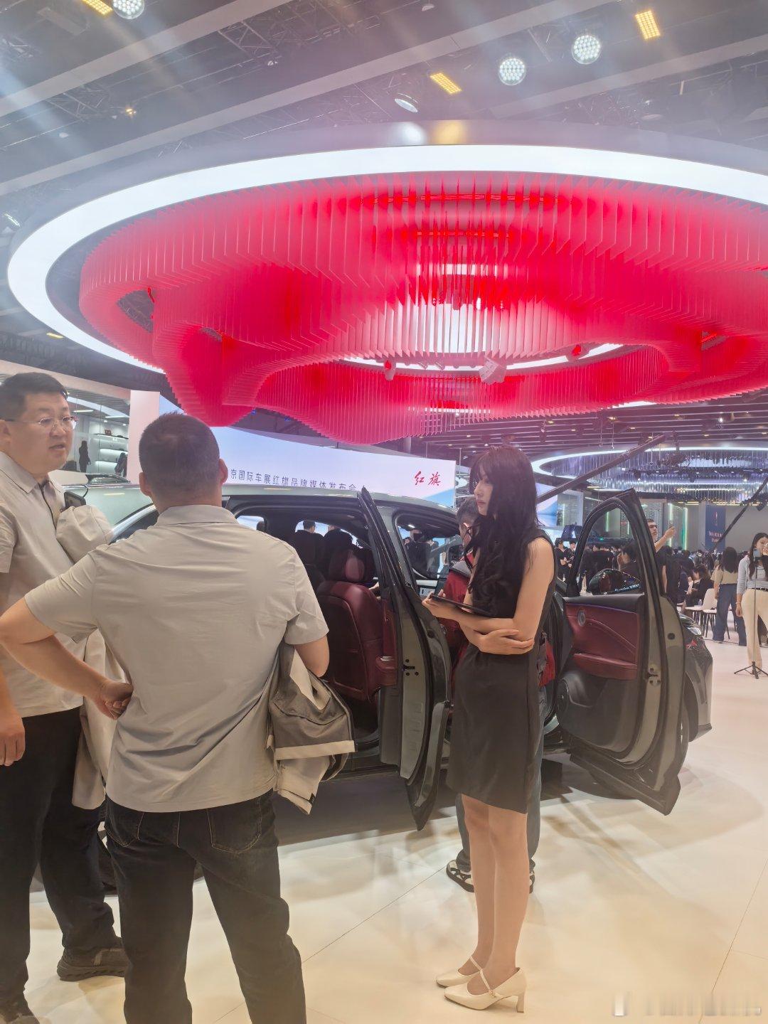 红旗终于对越野下手了！“四电机+三把差速锁”，1300匹马力和18500牛·米轮