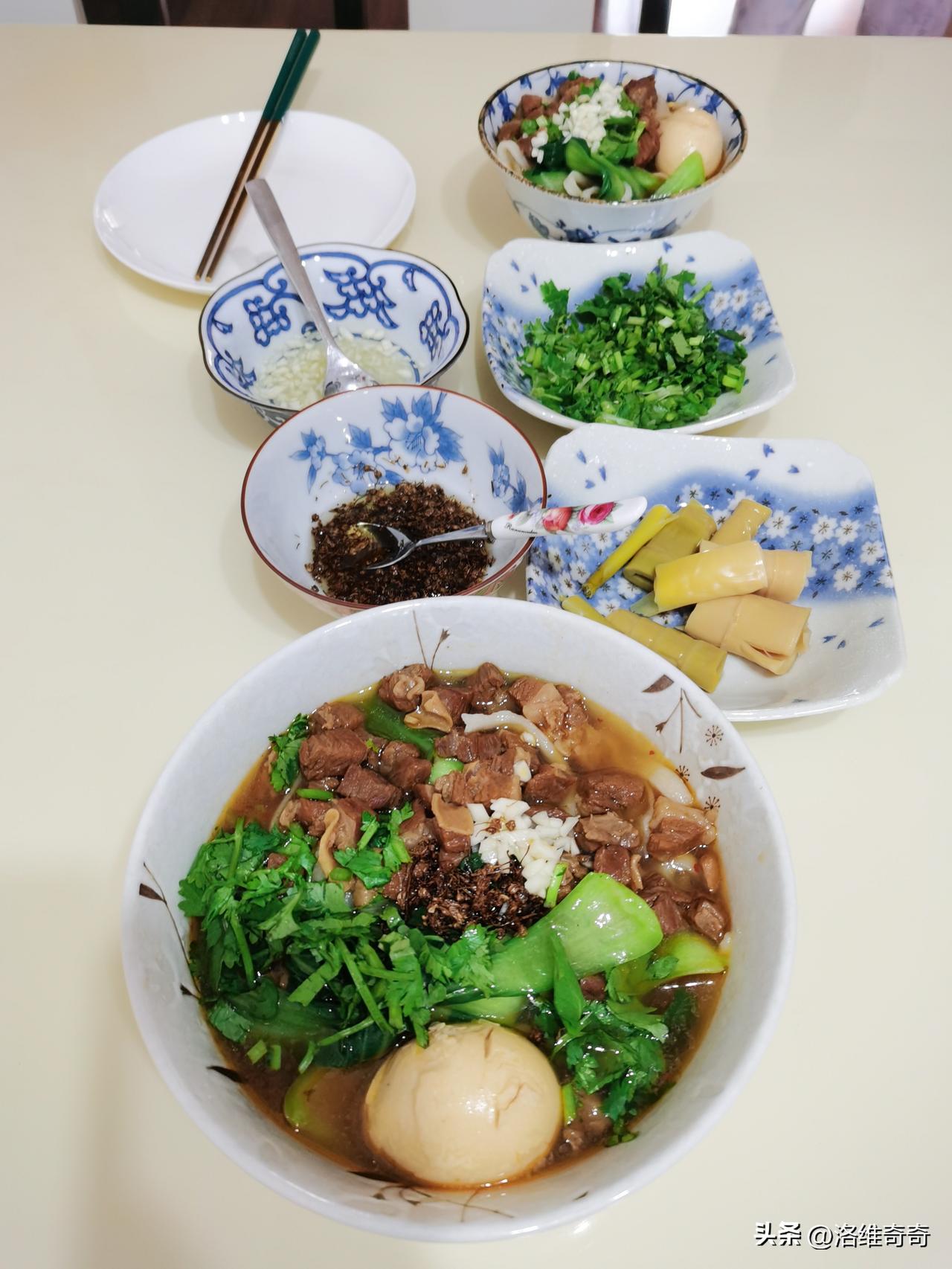 闺蜜减脂顿顿吃水煮菜，
某天忍不住偷吃辣条，
被我撞见，慌忙藏背后：我就给嘴巴开