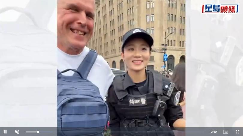 上海外滩，一名外国男游客找女特警合影，谁也没料到，在拍照过程中，他忽然伸手想搂住