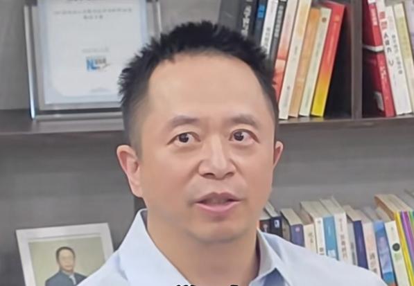 周鸿祎聊AI眼镜，直言“挺难做”：巨头扎堆，硬件不赚软件贵；没找到刚需场景，耳机