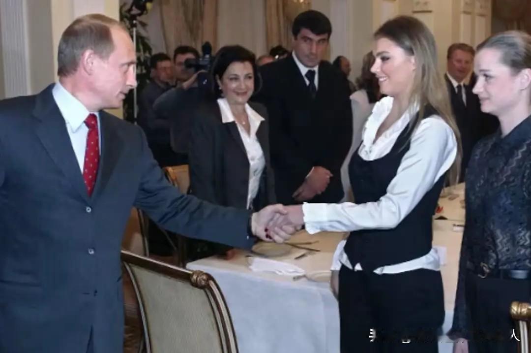 没有想到，铁血汉子也有柔情的时候。

73岁的普京，在一次严肃的记者会上，被一名