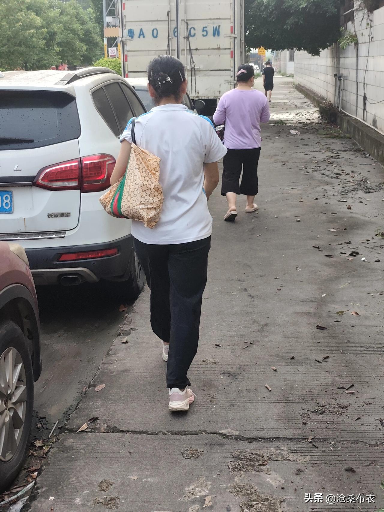 秋日生活打卡季这女人走得真好！