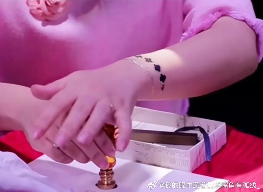所以麦麦是在手上贴了梵克雅宝款式手链的纹身贴？李行亮如果送一条这个手链，会不会送