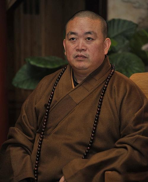 李连杰一语道破天机

少林寺真正的出家人没几个，回忆初到少林寺情景，破旧得很厉害