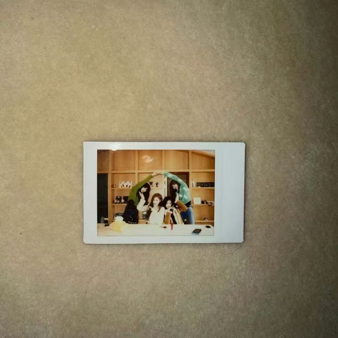 Jennie晒BLACKPINK四人拍立得Jennie晒BLACKPINK早期合