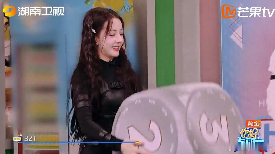 迪丽热巴队好不容易有掷骰子机会，她掷出“2”后满心欢喜，结果陈星旭掷出“÷”让成