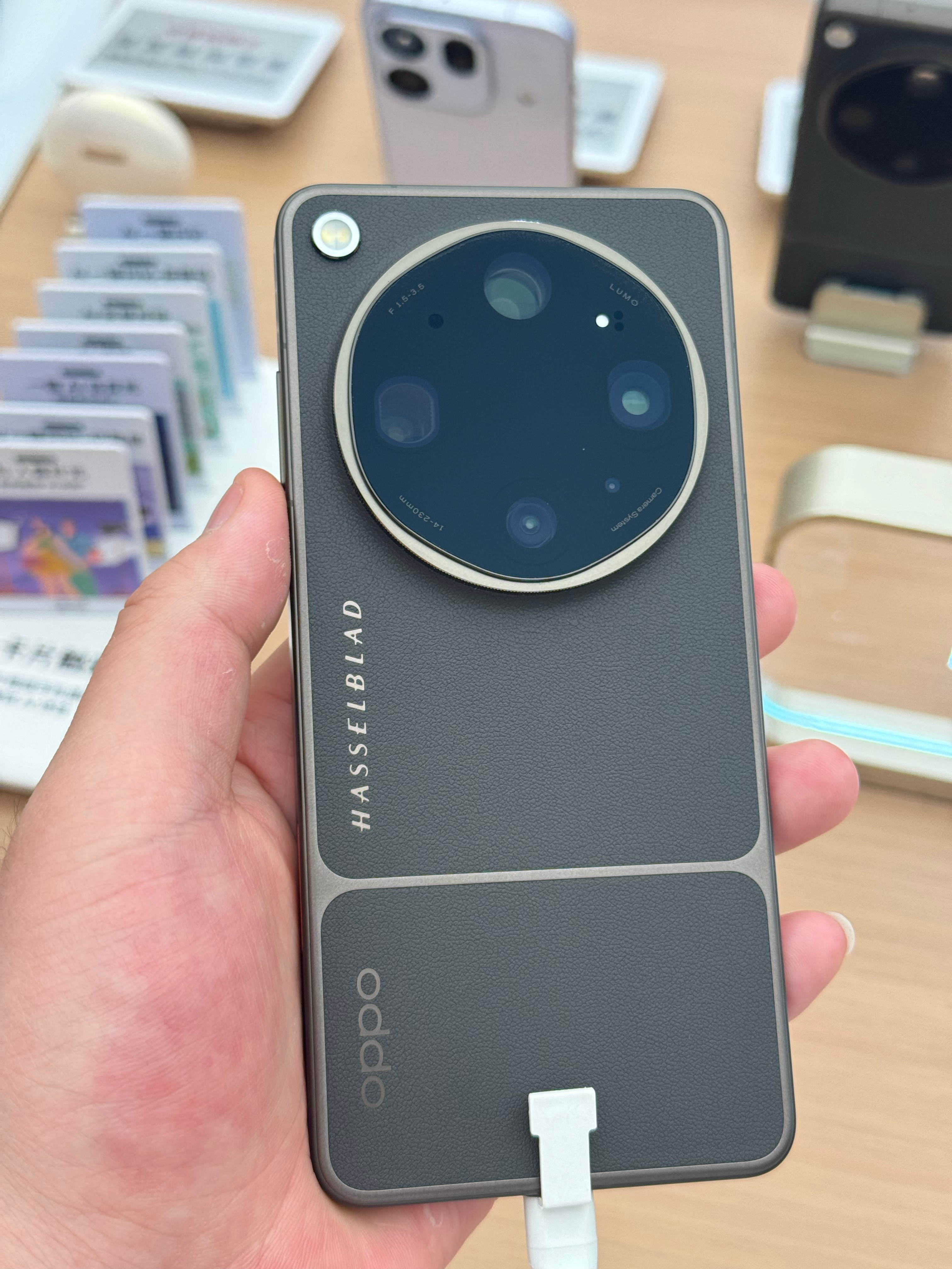 在商场路过了OPPO门店，摸到OPPO Find X9 Ultra了，越来越有哈