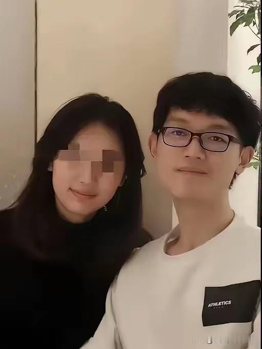 24岁武汉小伙与女朋友在海南海边度假，海水涨潮瞬间卷走两个小孩，他甩开女友的手扎