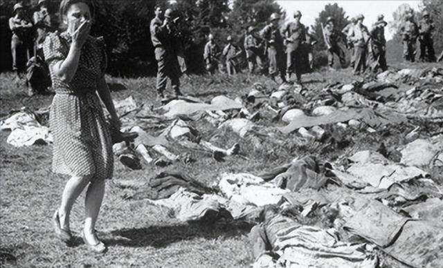 1944年，变态的纳粹 士兵将女囚集中到广场，下达一“羞耻”命令，将身材不符合标