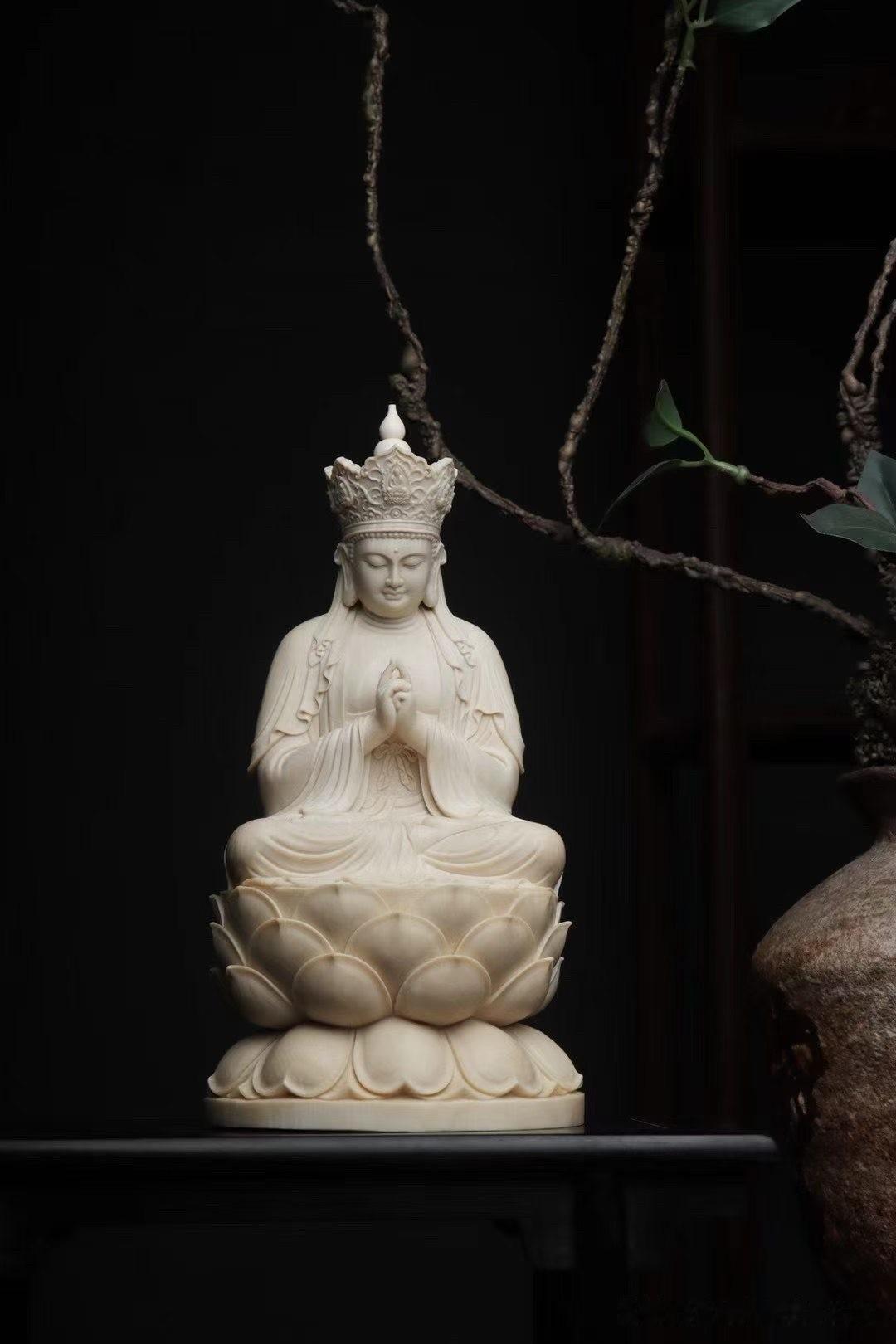 有些作品，看的是雕工；有些作品，看的是气场。

这尊毗卢遮那佛，以猛犸材质雕琢而