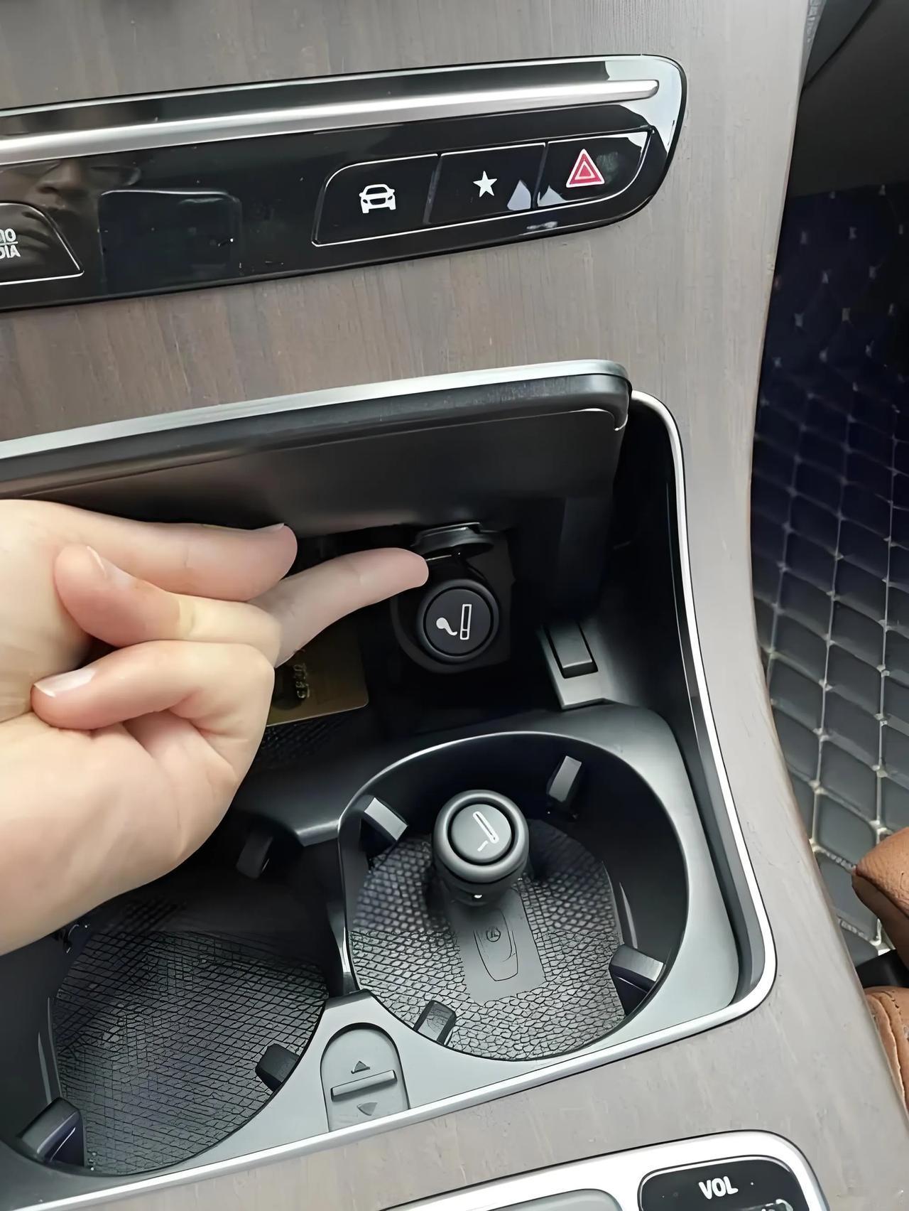 我五年没用过汽车上的点烟器。

好像很多新能源车已经没有点烟器了。
 
从传统功
