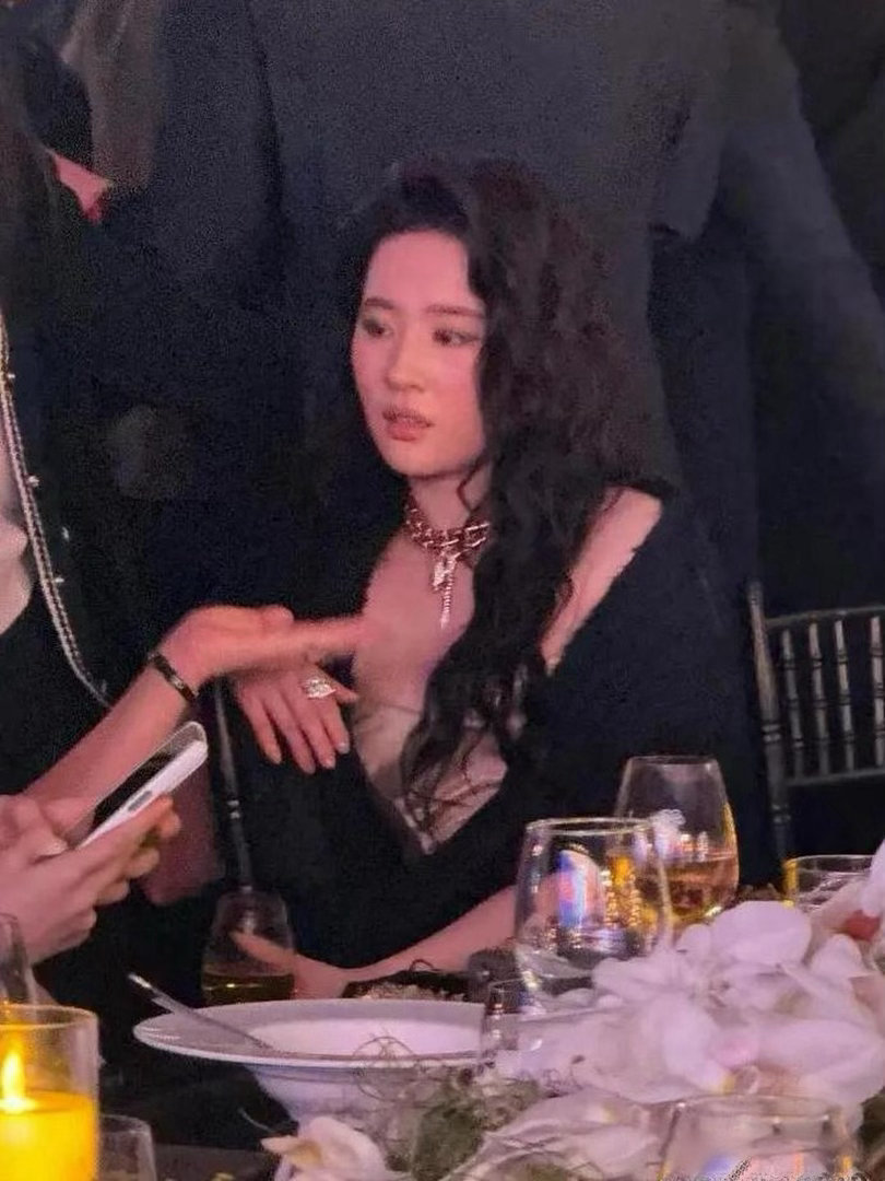 刘亦菲喝醉了 脸都红扑扑的 处于微醺状态 被拍后有点小生气 ​​​