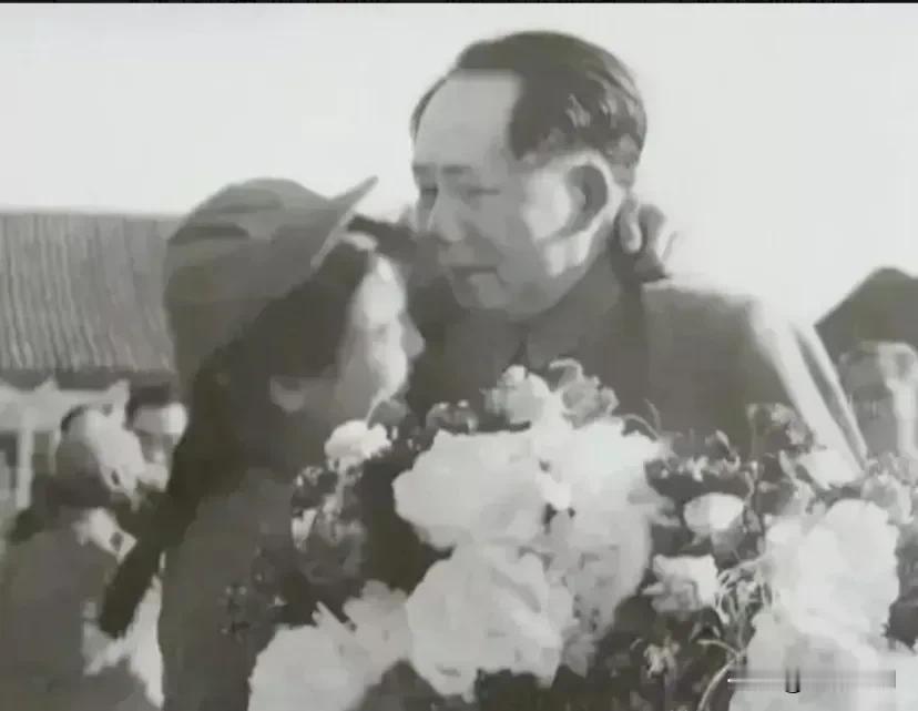 她在抗美援朝立功得奖成为英雄，回国后被毛主席点名接见。那天当她见到毛主席时，她激