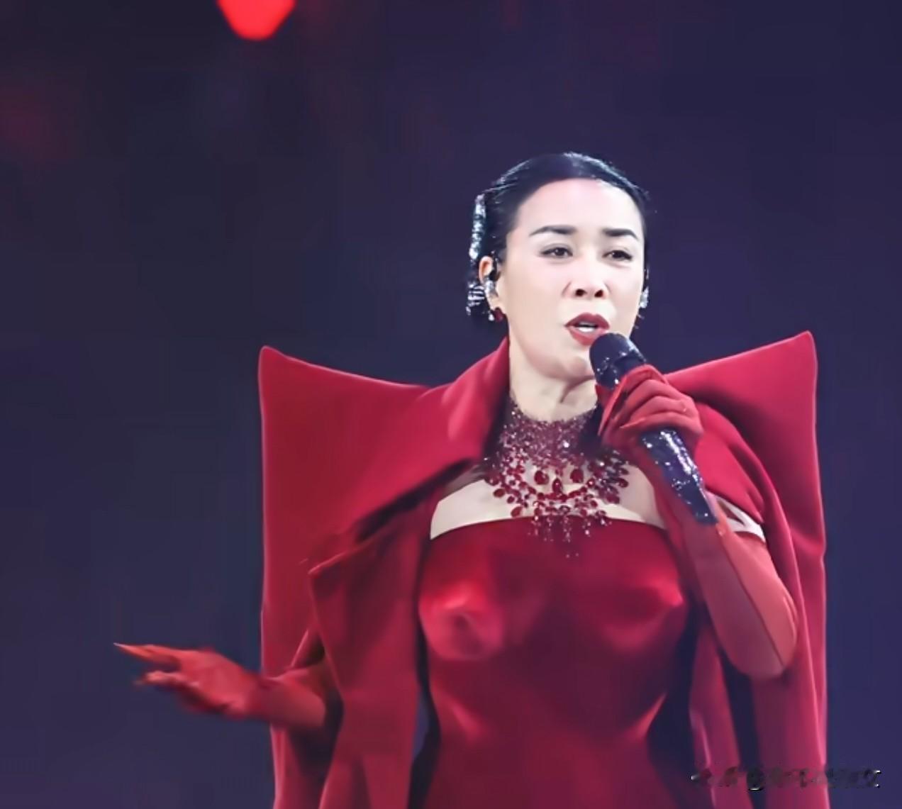 相由心生，这句话说的没错，
不信你看那英，
已经58岁的那英开北京演唱会，她的状
