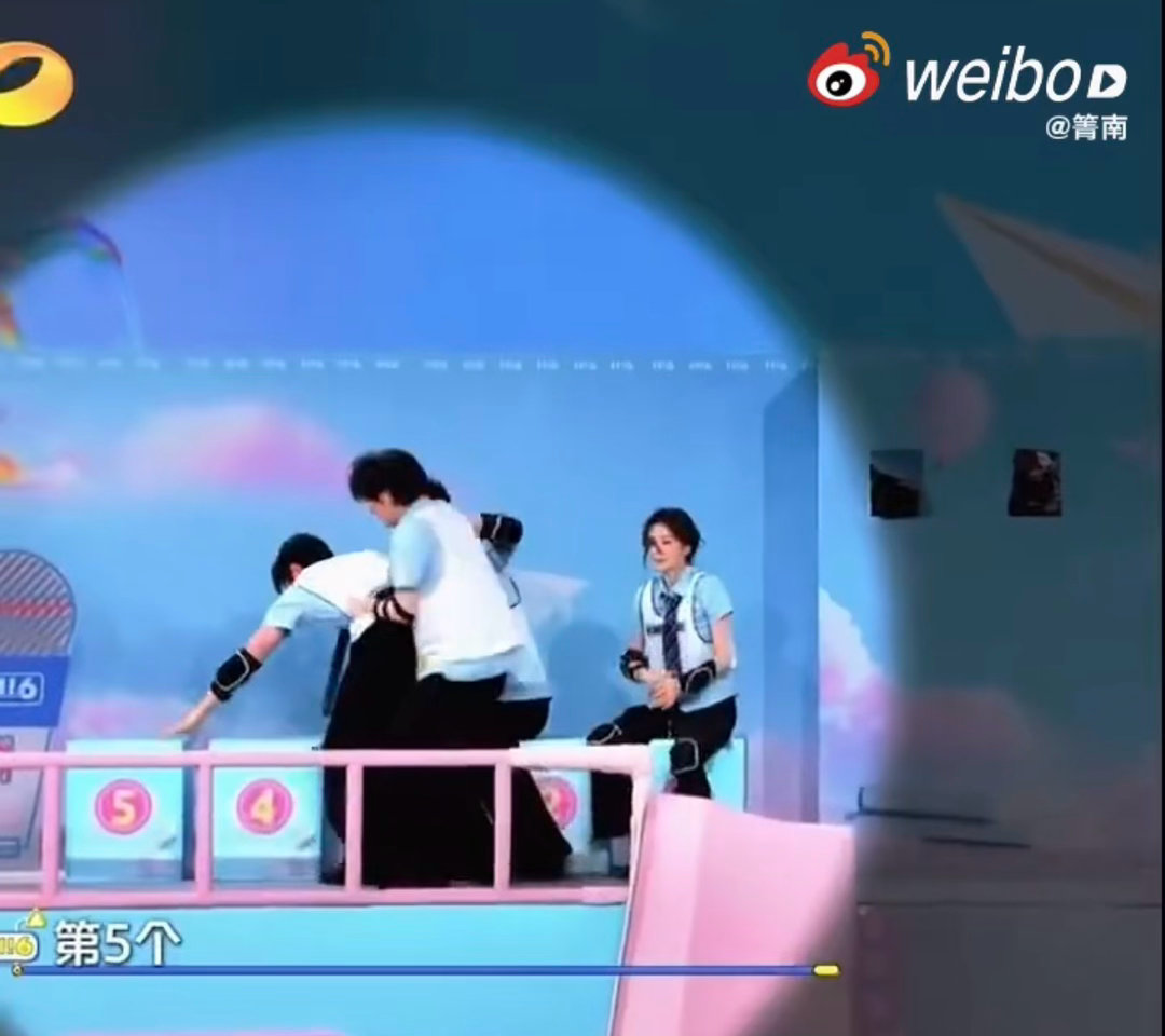 丁程鑫丞磊你俩有点暧昧了丁程鑫丞磊你俩这对吗 丁程鑫丞磊你俩有点太会了吧！抢凳子