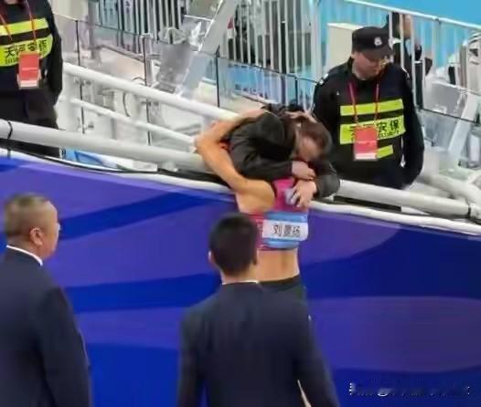 20年磨一剑！刘景扬12秒81绝杀吴艳妮，哭着拥抱妈妈太好哭🔥
 
全运会女子