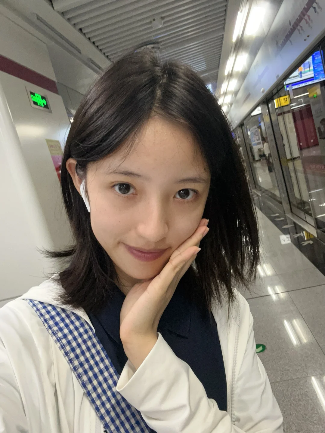 给大家表演一个清纯女大乘地铁