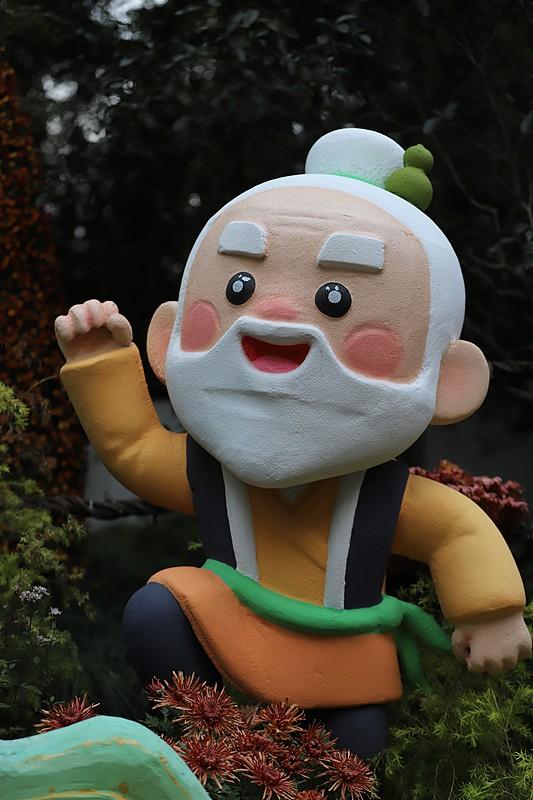 前几天人民日报关注的“葫芦娃爷爷”摘下葫芦的事，看得人心里又暖又酸。
河北72岁