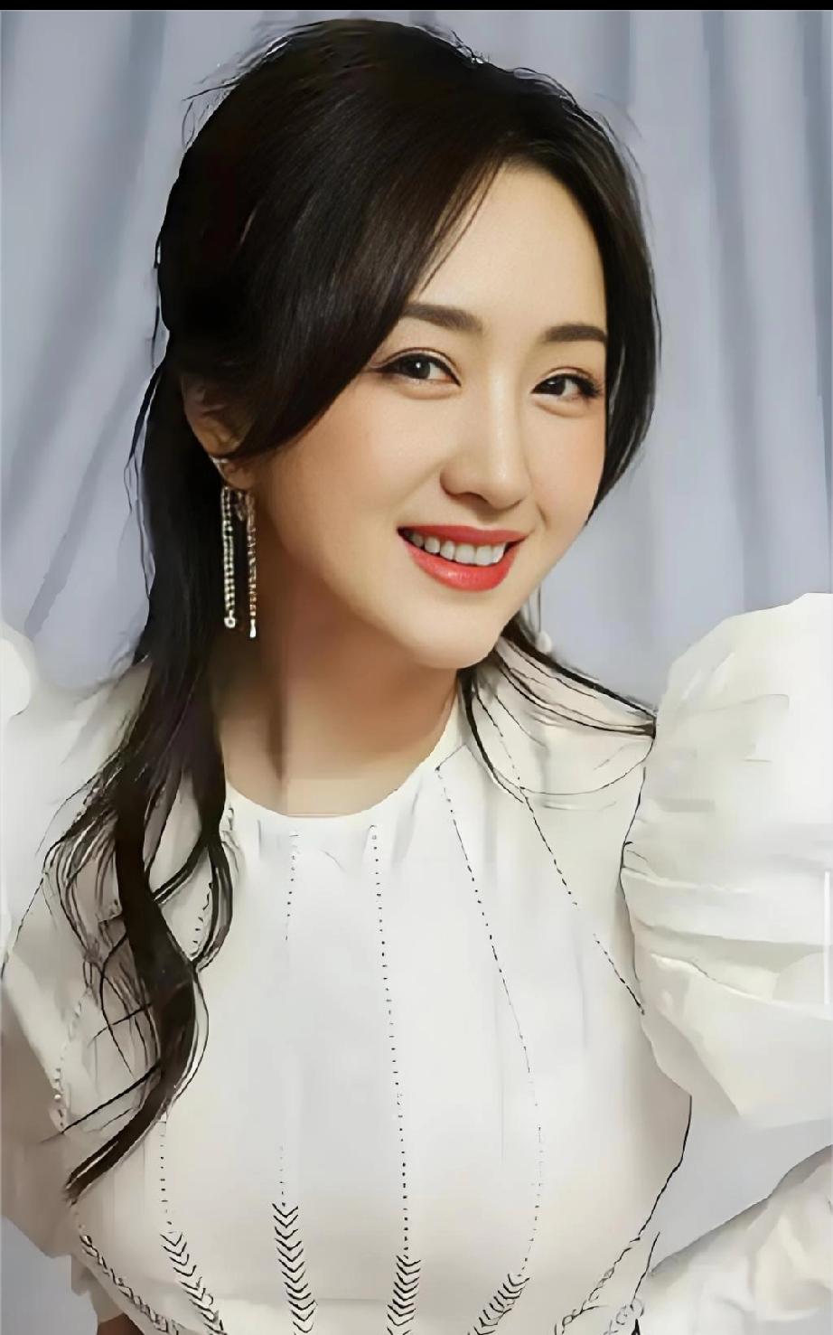 54岁杨钰莹逆龄封神！冻龄不靠医美，歌声治愈几代人
 
        54岁甜