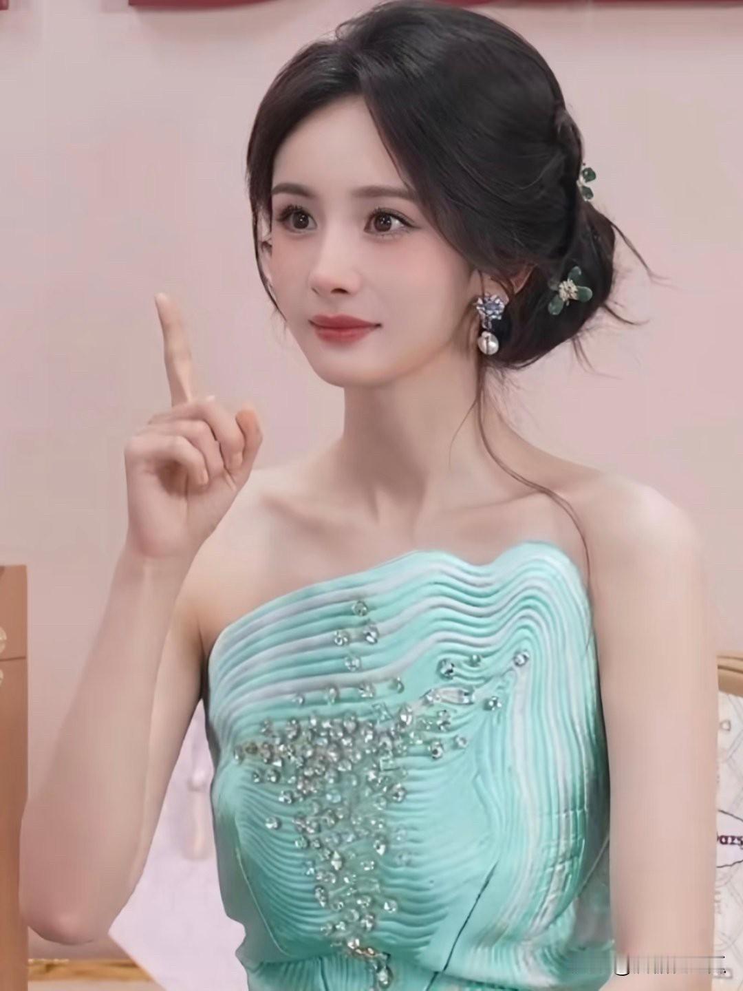 杨幂和祝绪丹
给所有打工人提了个醒，那就是你可以中立，也可以站队，但是千万不能两