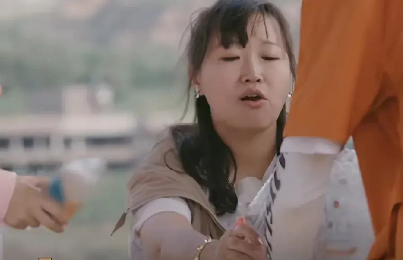 果然是一个被窝里睡不出两种人啊！麦琳要求大家把吃剩下的鸡骨头留着晚上熬汤喝，所有