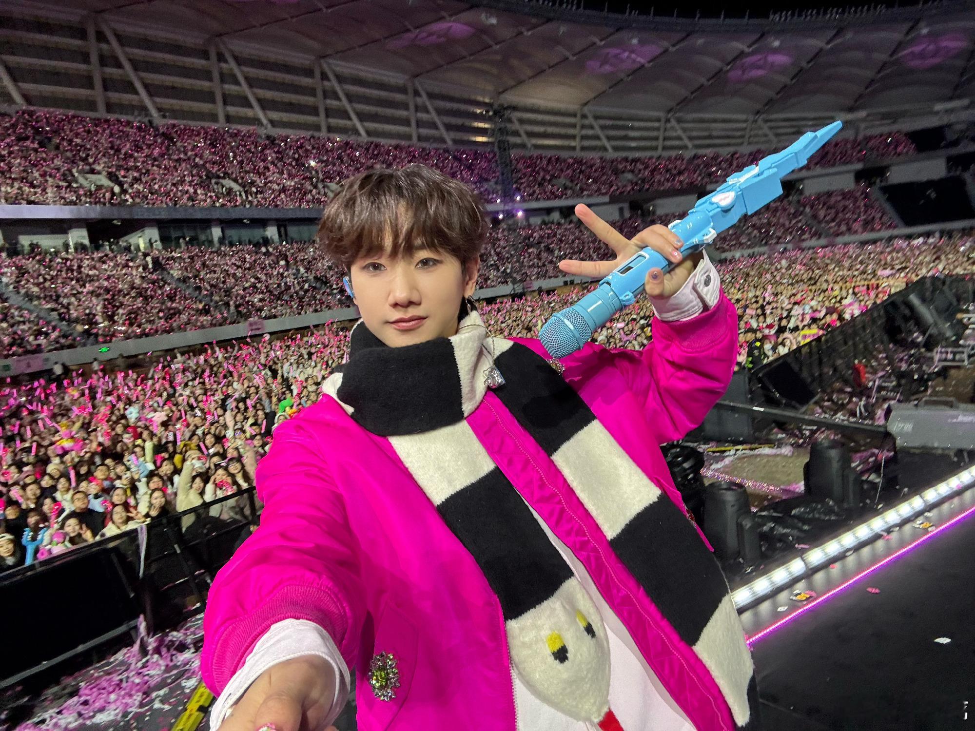 汪苏泷  话说连个同框都没有就能爆呀[费解] 