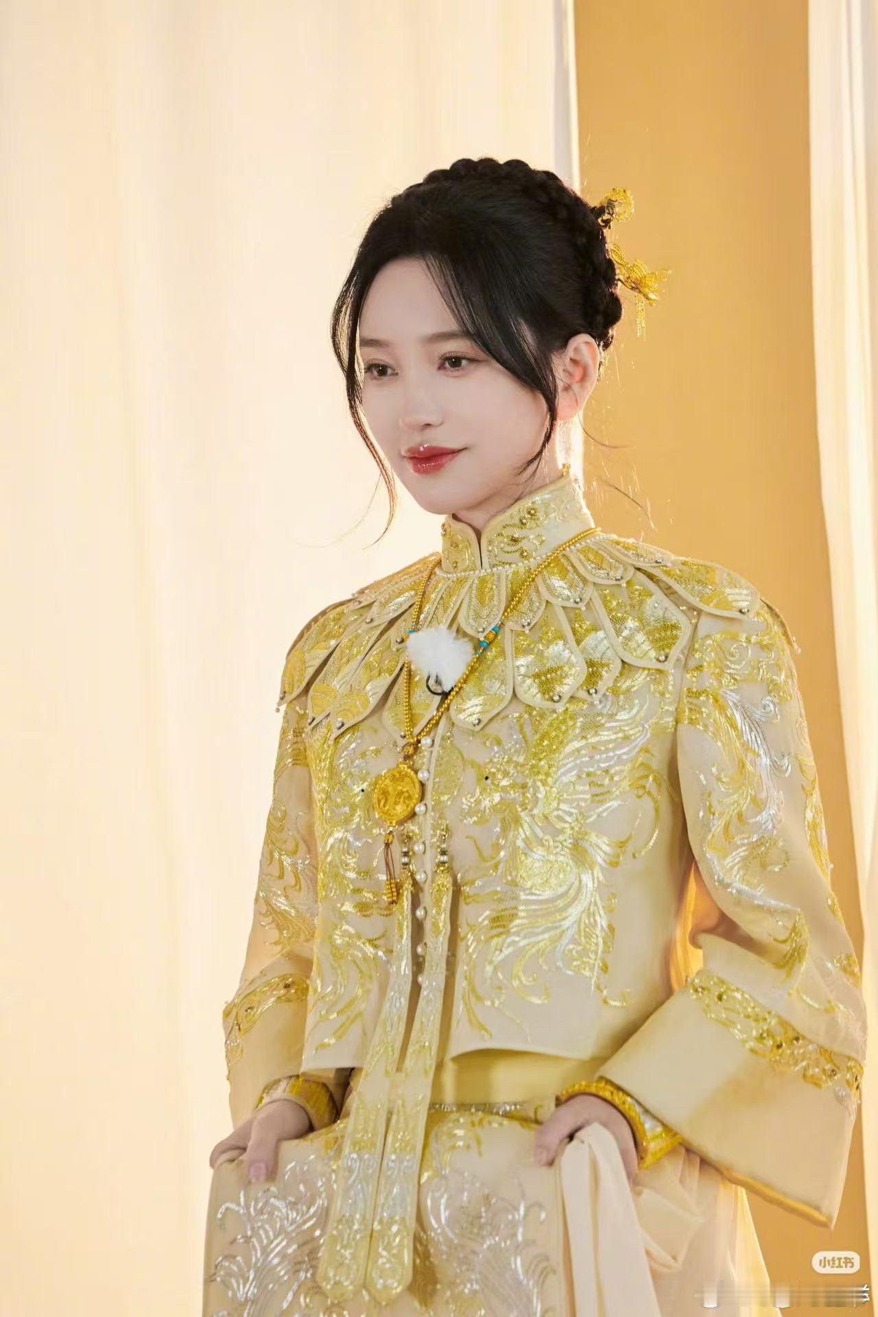 金莎媒体发布会孕相妻子的浪漫旅行褪去镜头里的刻意包装，金莎线下露面状态特别自然，