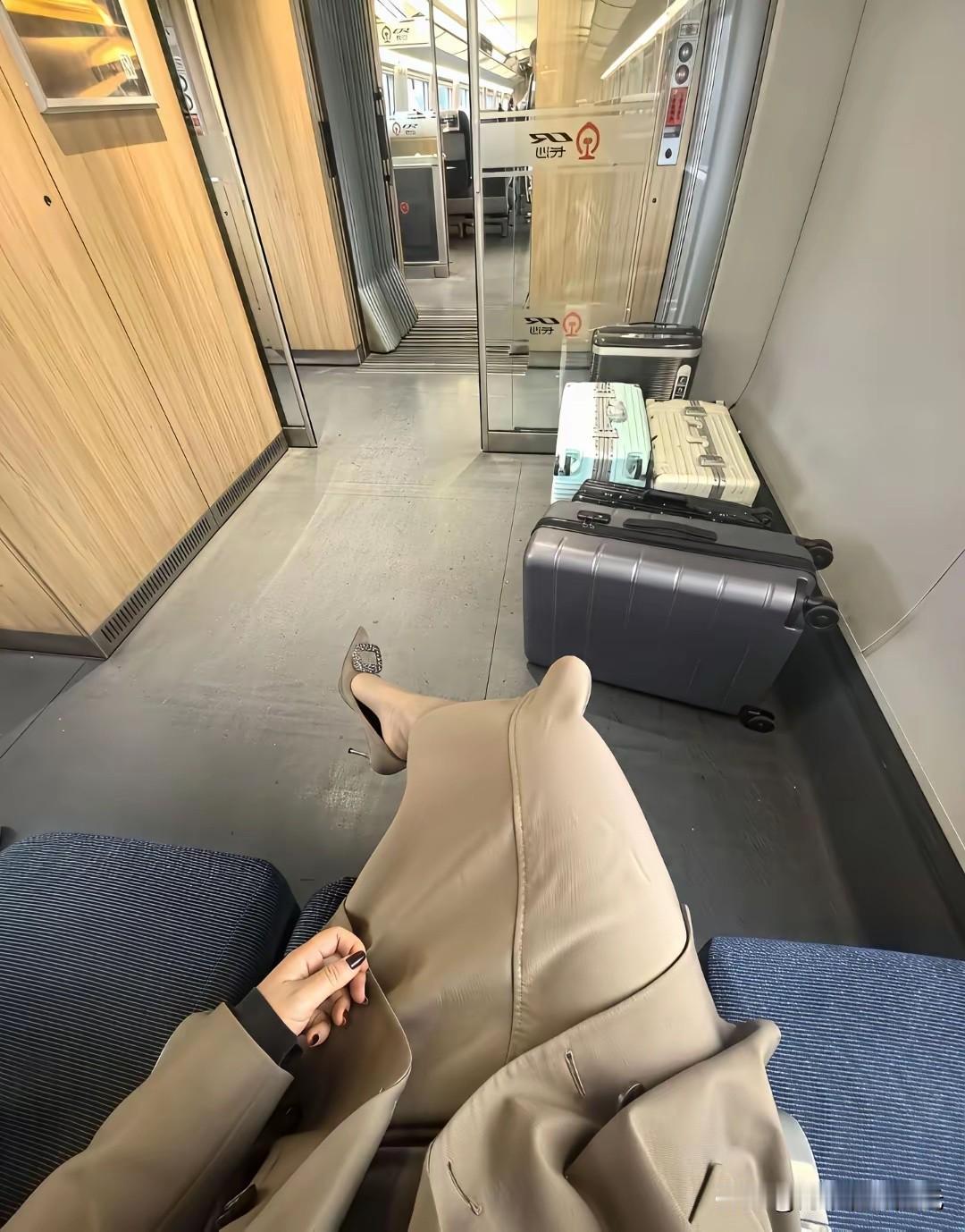 又要出差啦，还是喜欢去南方，冬天也能穿高跟鞋女人打扮那么漂亮是给谁看高跟鞋控