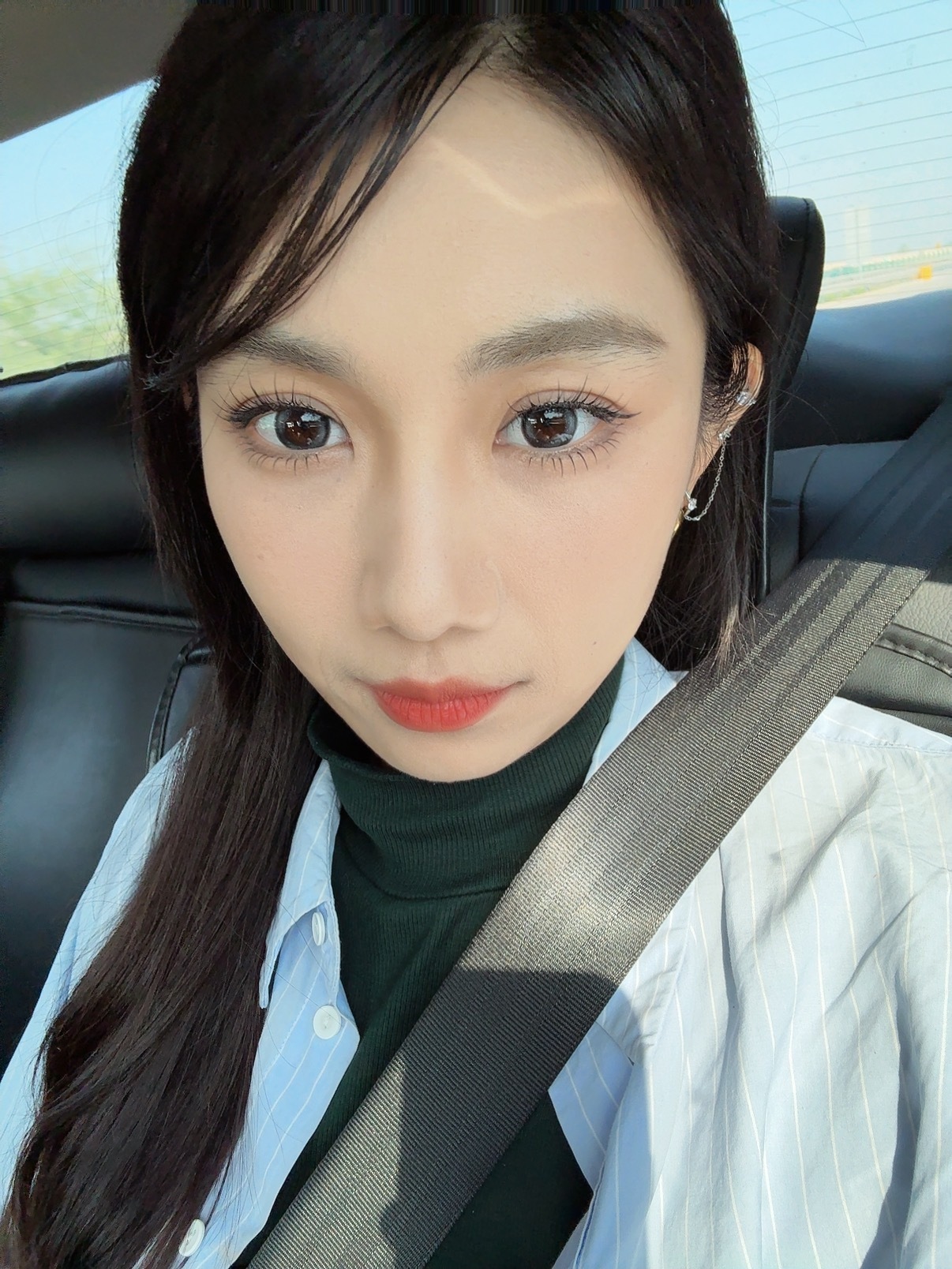 顶着困意把妆画完了一会儿去拍台精致小车卷妹的日常早安 ​​​