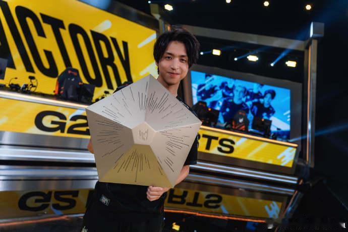 #G2LEC五连冠##G2五连冠# 横扫FNC夺得夏季赛冠军后，HansSama