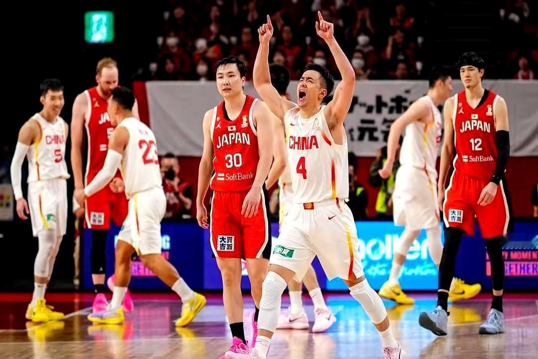 半场落后15分，裁判哨子偏得离谱，赵睿还被罚下去了。所有人都以为完了。
 
第三