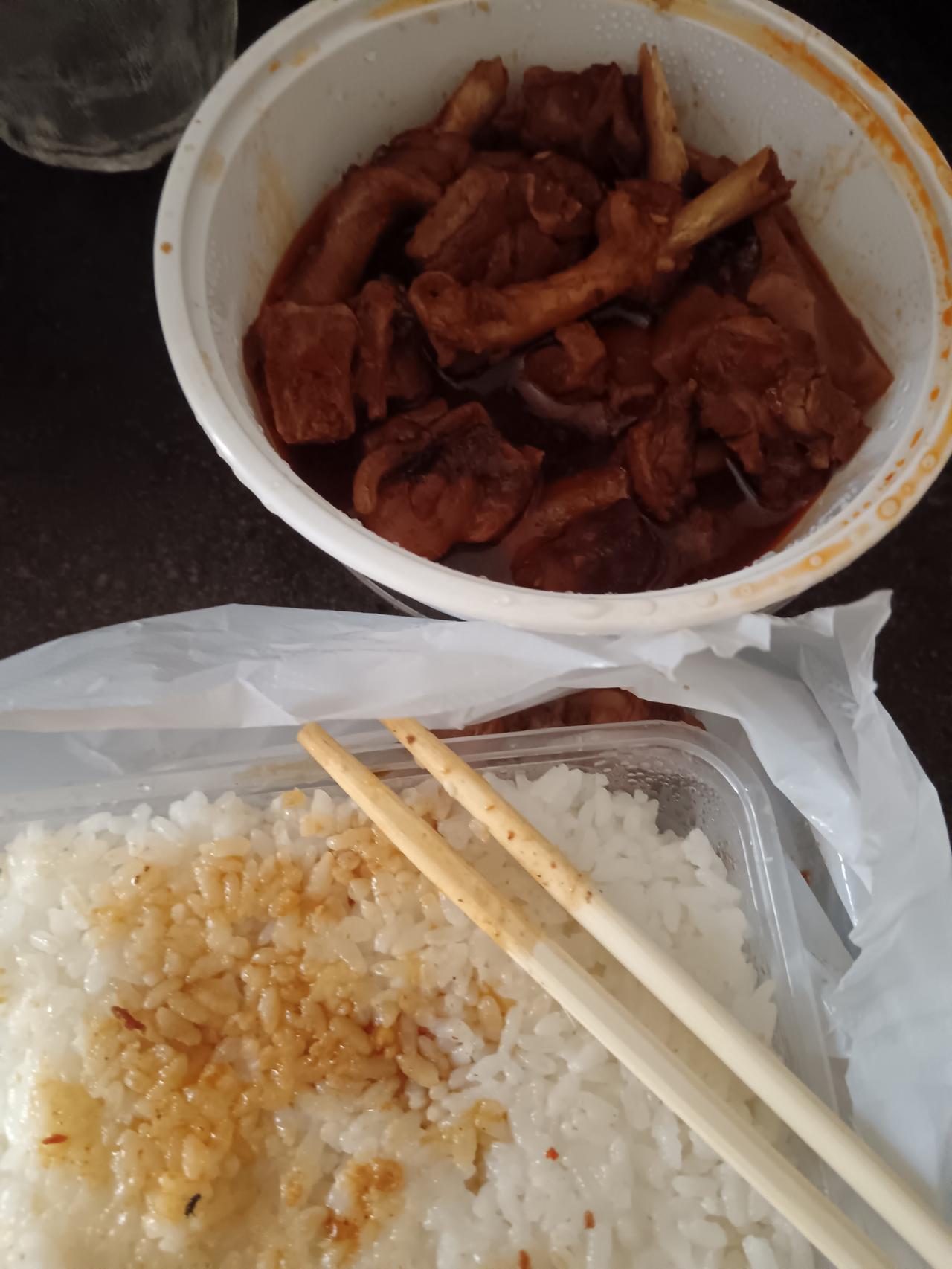 本想偷个懒，中午点外卖，结果，刚吃了一口，发现食物有虫子，瞬间觉得好恶心～不敢再