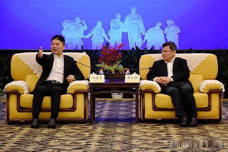 11月7日，刘强东时隔8年再度现身世界互联网大会乌镇峰会。活动现场，他身着西装，