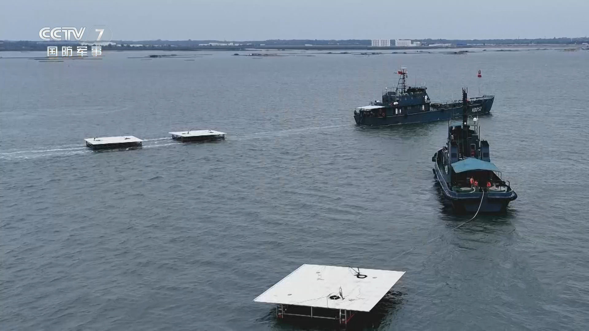 空军船艇拖拽浮靶前往任务海区 