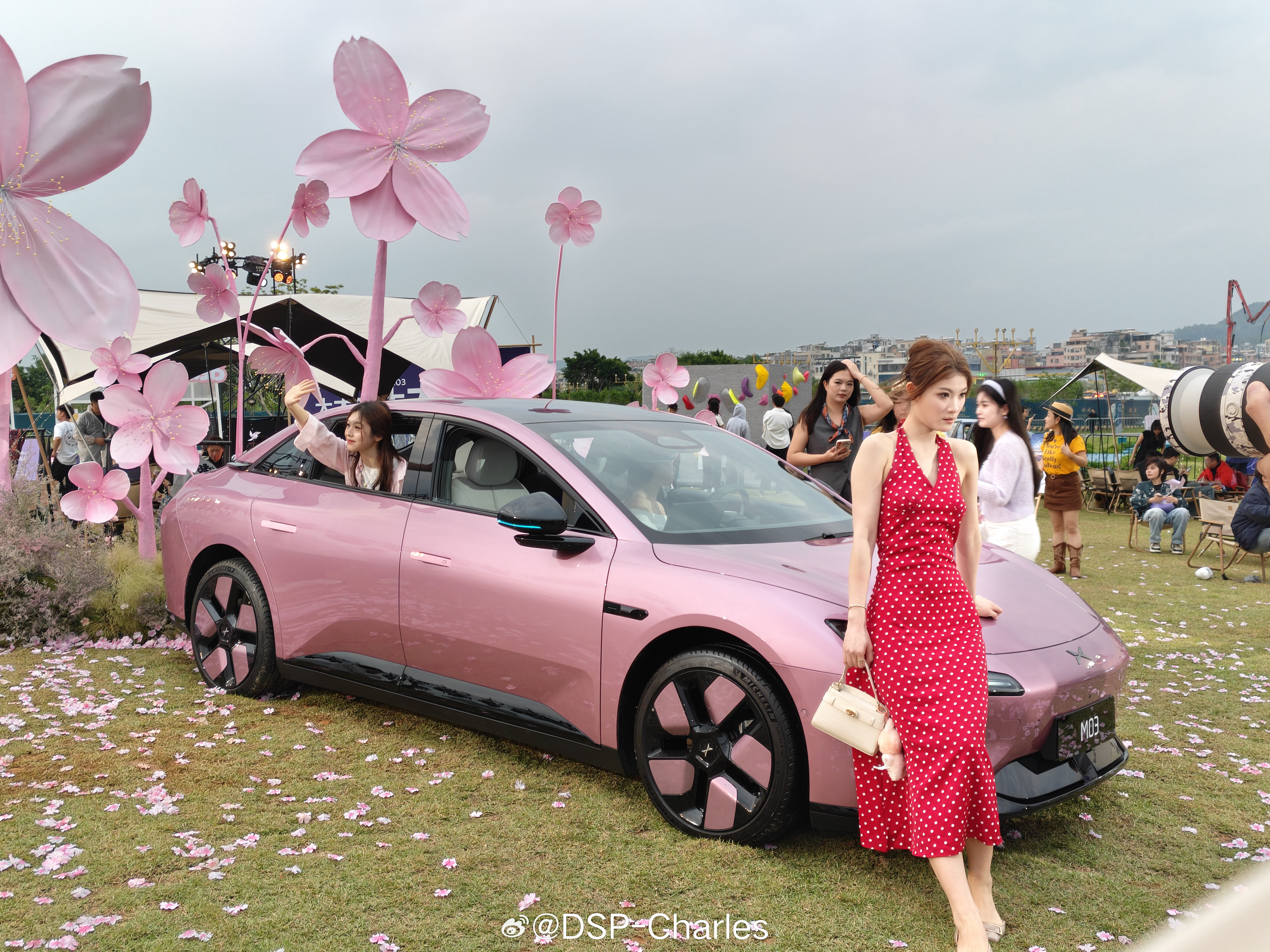 来看MONA和欧阳娜娜，刚还跟鸡老师面基了欧阳娜娜开新款MONA冒雨参加发布会