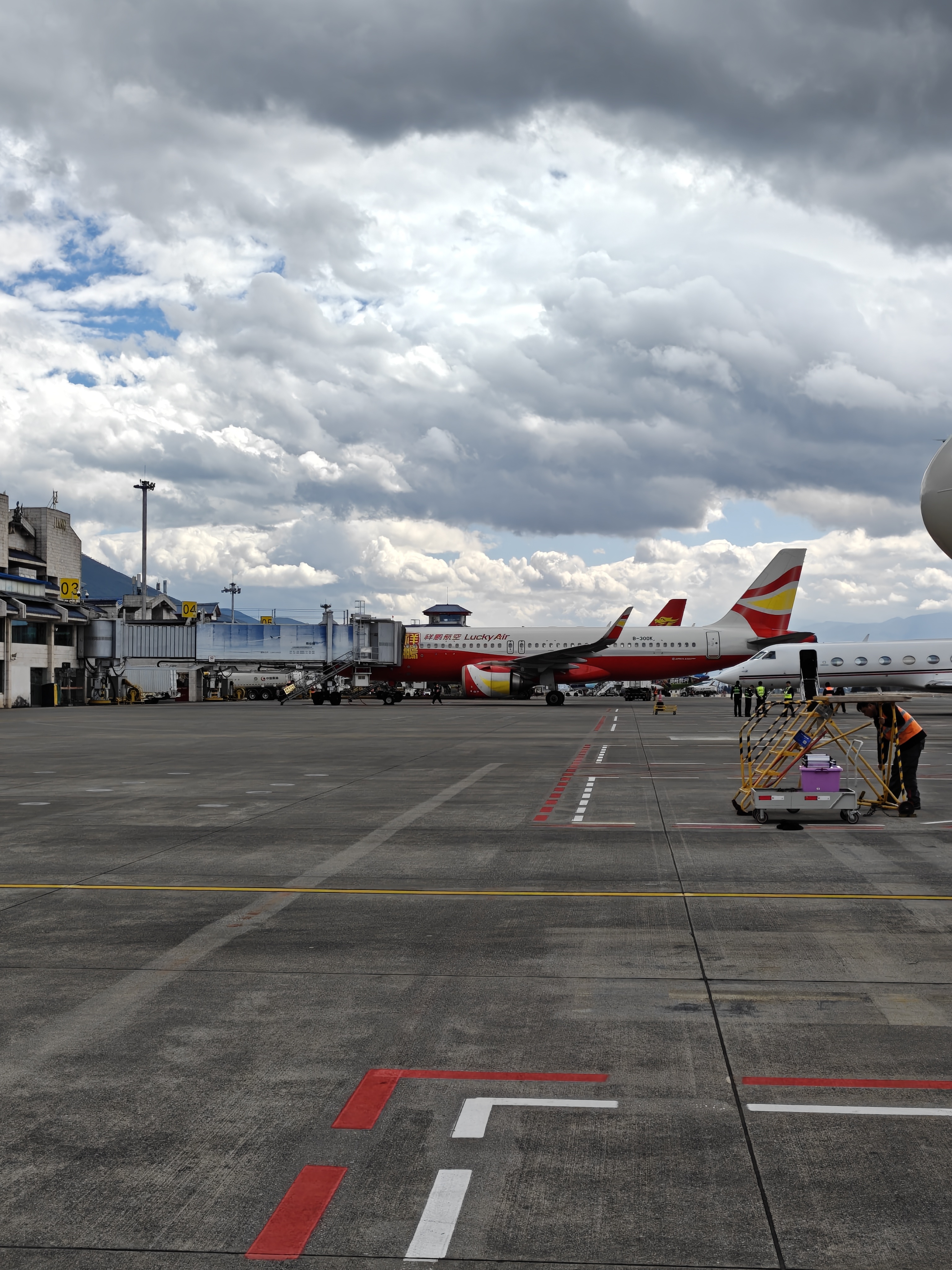 到丽江了 云好低来的航班没餐食 机场没有麦麦肯德基只能德克士了 丽江·丽江三义国