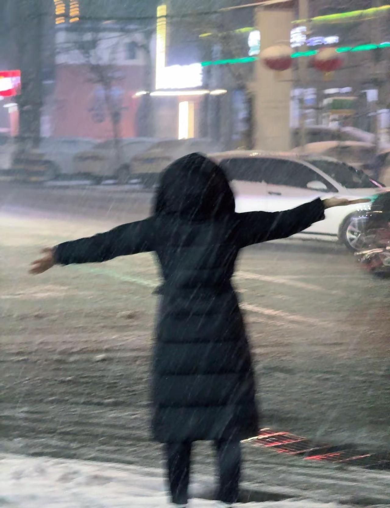 初雪至，愿所有美好如约而至。生活与我