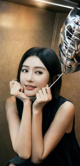 记者问秦岚：“你已经四十多岁了，但怎么看起来像20岁？”秦岚回答：“因为我从来不