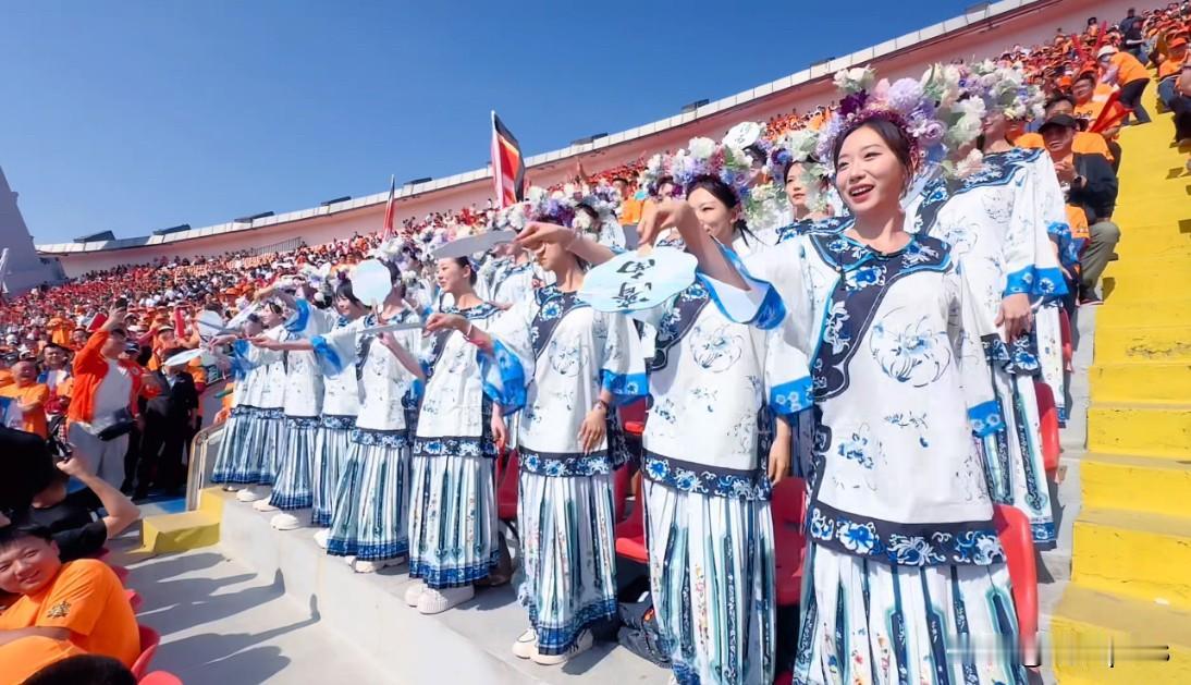 齐鲁超足球赛场上，一队扮演夏雨荷的啦啦队“火”了。她们身穿清朝形制的服饰，挥舞手